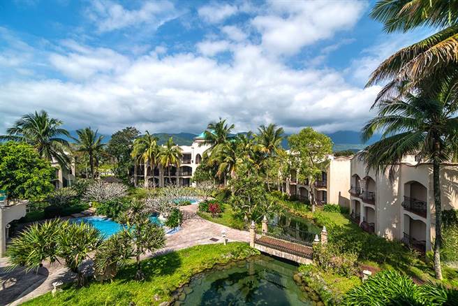 理想大地飯店在地景觀與零于染的綠活氛圍，西班牙建築設計風格。（理想大地提供） 