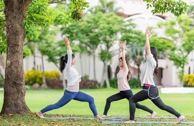 理想大地晨光時段由專業瑜珈老師帶領大家赤腳踏步在賽維亞草原上體驗飯店規劃最有接地氣的活力瑜珈。（理想大地提供） 