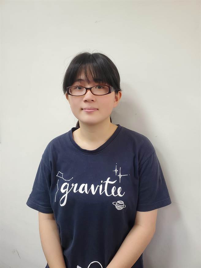 台中女中吴嘉敏在繁星一阶上台大医学系，她说，保持成绩就是要找到属于自己的读书方法。（校方提供／陈淑芬台中传真）