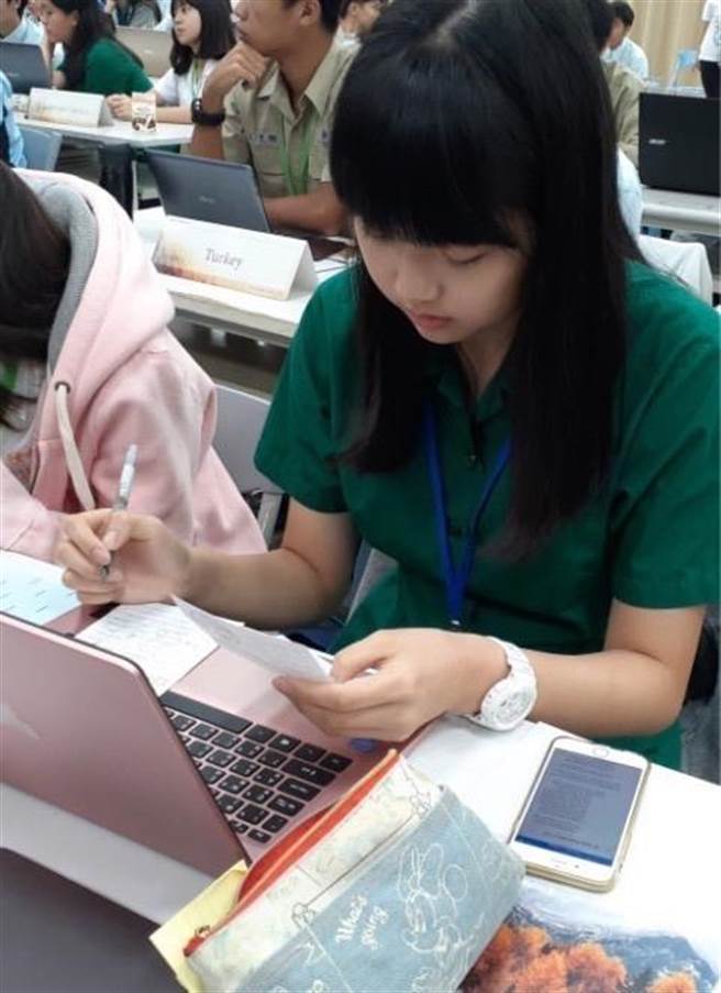 台中女中庄千逸在繁星各录取台大法律系财法组，她的读书秘诀是「少量多次」。（校方提供／陈淑芬台中传真）