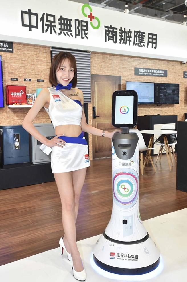 （中保科集團在今年的智慧城市展現場，秀出服務型AI機器人。圖／袁延壽）