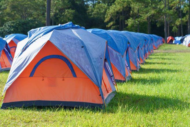 在公园搭帐棚遭保全狠酸难管理。(图/翻摄自达志影像)
