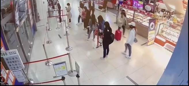 長髮女子在市府轉運站出沒，警方將通知她到案說明。（翻攝照片／林郁平台北傳真）