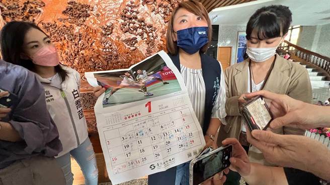 国民党发言人白乔茵（左）、高市议员邱于轩今下午开记者会，要求市长陈其迈硬起来。（柯宗纬摄）