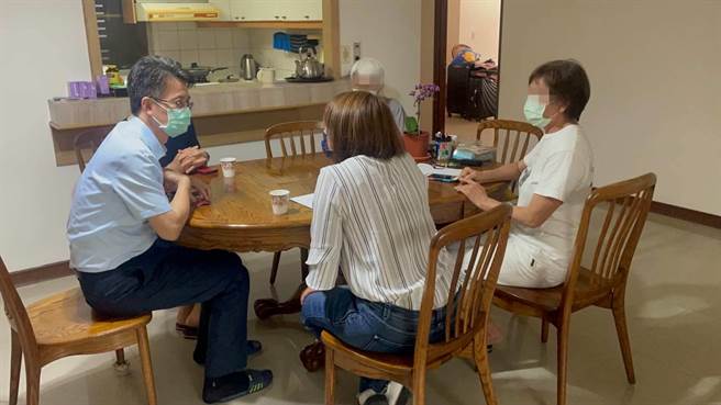 邱于轩今天与台电代表到死者家中慰问致意。（邱于轩提供）