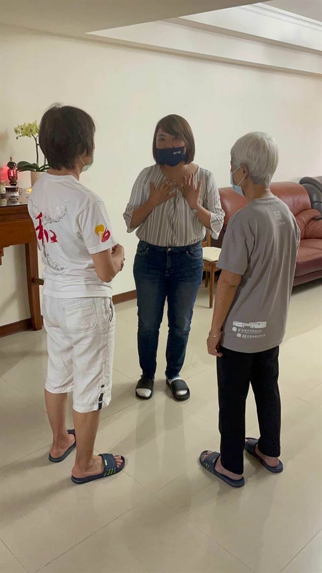 邱于轩今天与台电代表到死者家中慰问致意。（邱于轩提供）