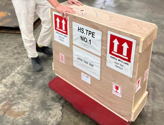 三峡李梅树纪念馆为了举行4月梅树月展览，特别向日方收藏家，借来台北城「北门」最早画作，该画作光是往返运费就超过10万元，价值不菲。（李梅树纪念馆提供）