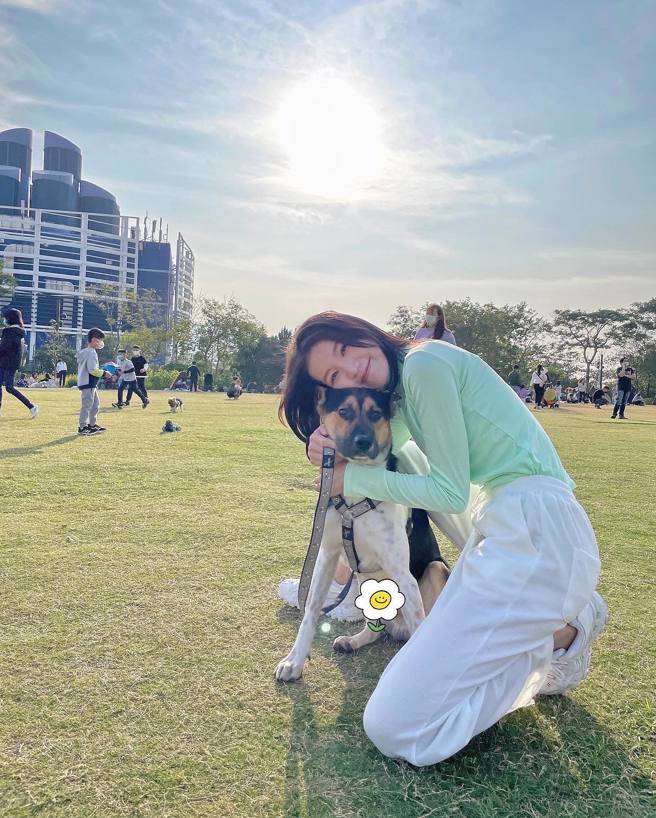 邓美欣与爱犬「天霸」感情非常友好。(图／邓美欣 IG)
