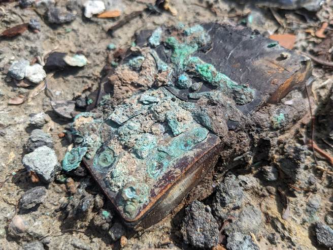 电子废弃物经雨水冲刷溶出蓝绿色的重金属。(台南社大提供／曹婷婷台南传真)