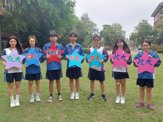 左起为陈玮祺、林采颍、刘建甫、曾亚宸、蔡荣锋、梁雅棋和黄稚婷，7人透过繁星计画入学管道，录取成大、阳明交大、台大和政大等公立顶大。（谢琼云摄）