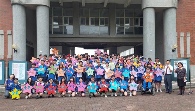 繁星计画申请入学22日放榜，国立溪湖高中今年共有94人成功摘星，其中有43人录取公立学校，打破校史纪录。（谢琼云摄）