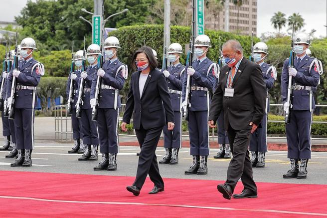 （总统蔡英文以军礼欢迎友邦马绍尔共和国总统柯布亚(David Kabua)伉俪。图／总统府提供）
