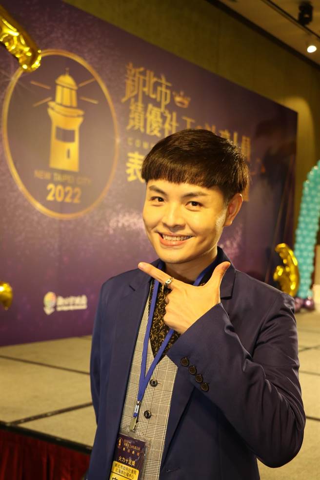 北海岸社工师官仕轩协助弱势孕妇有如父职，获颁火力十足奖。（新北市社会局提供）