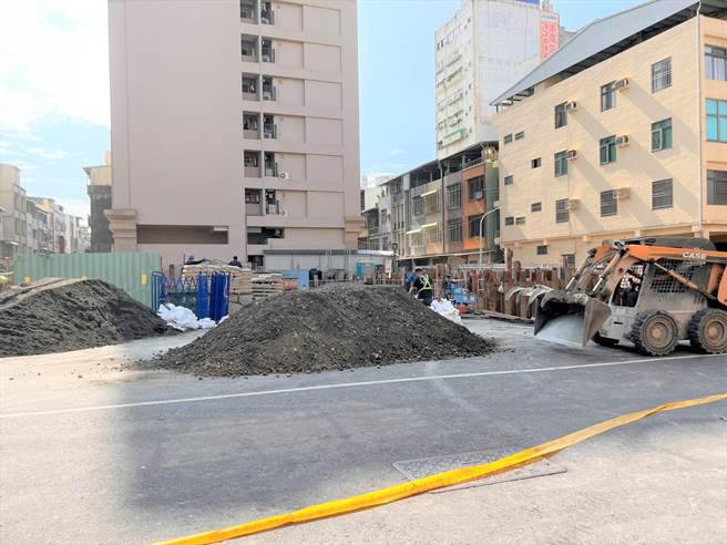 高雄市前金區自強、七賢路口一處新建案因地下室開挖不慎，22日上午突然導致地層下陷，建商已灌漿搶救。（高市工務局提供／袁庭堯高雄傳真）