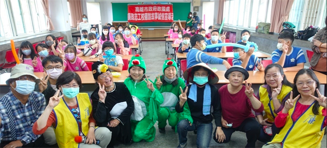 廉政繪本變話劇，小候選人齊宣誓。（高雄市政府教育局提供）