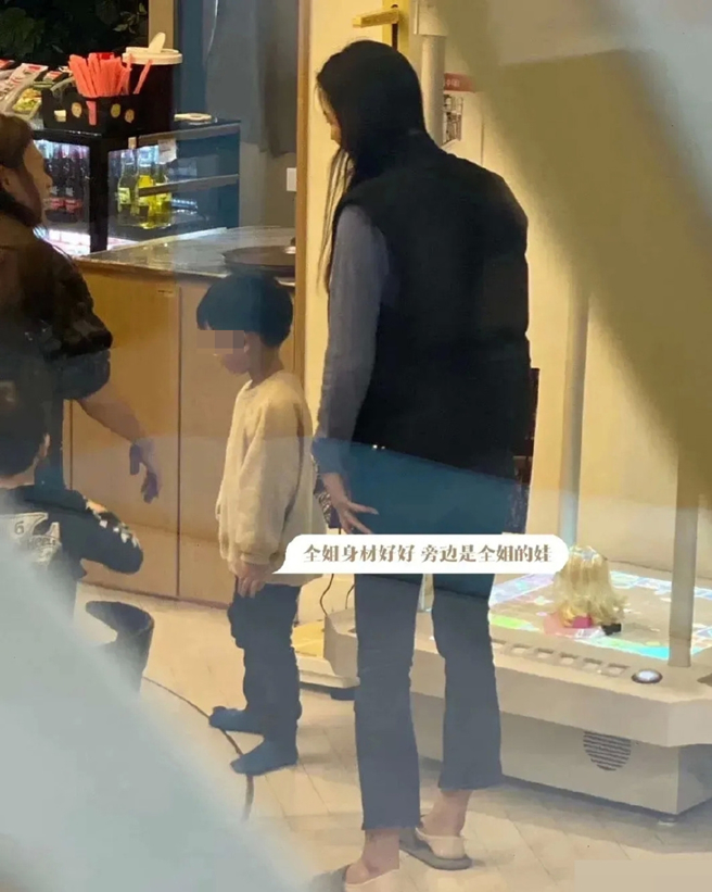 全智贤带儿子上亲子咖啡听。（图／翻摄自凤凰网娱乐微博）