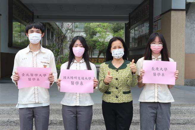 嘉华中学段奕臣（左一）、余典蓉（左二）、蔡宜伦（右）通过医学群第一阶段，校长唐慧文欣喜。（嘉华中学提供／廖素慧嘉市传真）