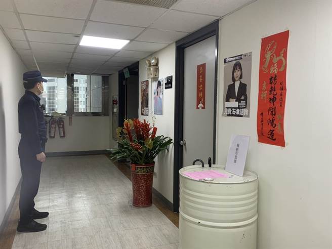 北检今早指挥调查局前往北市议会搜索林颖孟办公室，搜索行动长达近4小时。（黄婉婷摄）