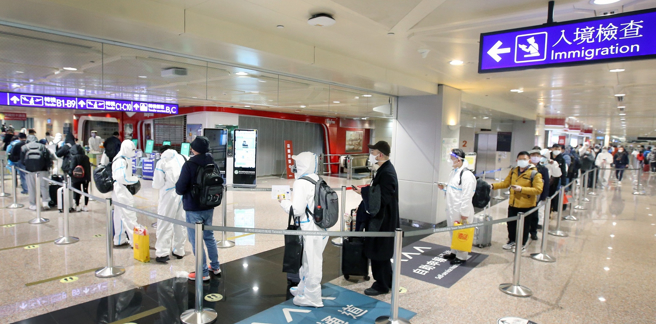 2022智慧城市論壇暨展覽今傳出一名外賓確診，衛福部長陳時中證實，個案即為今(22日)公布的案22226來自貝里斯的40多歲女性，因採專案泡泡入境未接受落地採檢。示意圖與當事人無關。圖為桃園機場入境檢查處。(范揚光攝)