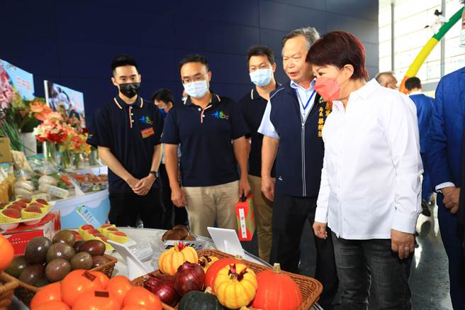 台中市農民節表彰大會，市長盧秀燕感謝農民奉獻社會。（盧金足攝）