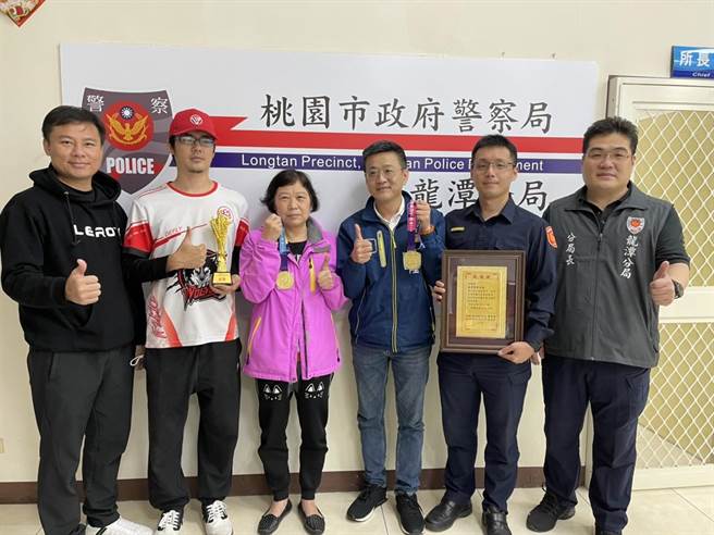 龙潭国中直排轮曲棍球队赛前装备遭窃警方找回助夺冠。(警方提供／吕筱蝉桃园传真)