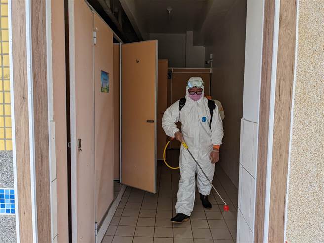 雲林縣21日3所國小、1所高中因有接觸者預防性停課清消，22日新增5所國小預防性停課，圖為清潔隊人員進行校園廁所清消。（雲林縣政府提供）