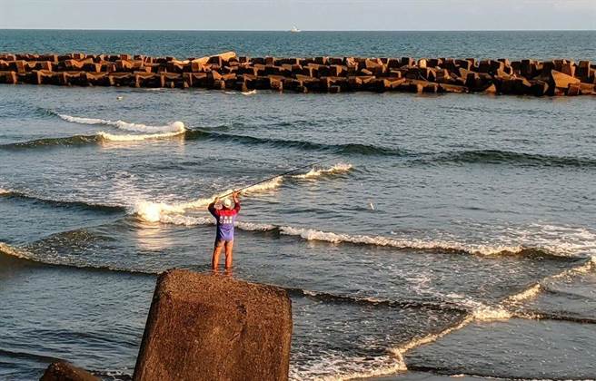 宋永泰得意之作方塊海。（台灣攝影師-手機達人宋永泰提供／洪靖宜高雄傳真）