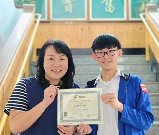 国立台东高商观光事业科3年级的古兆峻（右）多益获790分，他透露自己曾经最厌恶学英文，更感谢英文老师陈伯华（左）。（蔡旻妤摄）