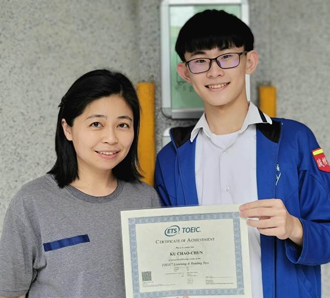 国立台东高商观光事业科3年级的古兆峻（右）多益获790分，在导师刘秀文（左）鼓励下，他订下「考上国立高雄餐旅大学」的目标，并至少获得1张英语证照。（蔡旻妤摄）