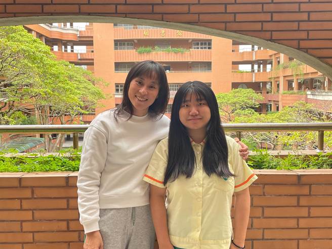 新北高中同学曾钰雯录取台大社工系，与校长合照。（新北市教育局提供）