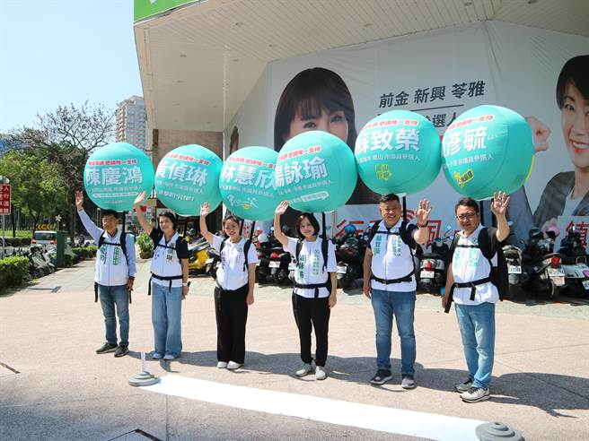 菊系新人今（22）日大动作集结在高市民族路、中正路口，该地也是涌言会参选新人与党部主委赵天麟在高雄最大的联合看板。迈盟成员刻意背起小小的气球背包看板，以凸显被737面「公共财看板」压制，并呼吁「公共财不公，求民调还公道」。（柯宗纬翻摄）