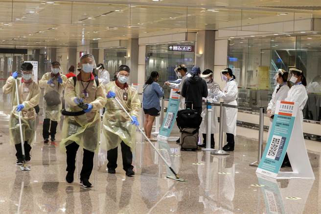 桃园机场公司各项防疫措施以旅客健康为优先，打造安心机场环境。图为桃机清洁人员在旅客入境后，在入境长廊内清洁消毒。（陈麒全摄）