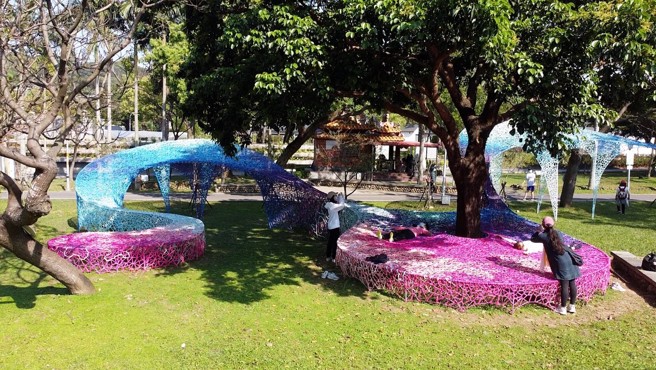 墨西哥艺术家路瓦‧里维拉（Lua Rivera）的作品「河流的形状」是一件织品装置，构想来自于南崁溪。（图/中时新闻网）