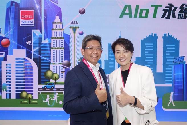 中保科技副董事长林建涵（左）对谈副市长黄珊珊（右）。（中保科提供）