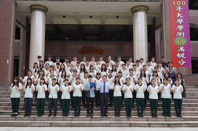大学繁星推荐放榜，台中侨泰高中共62名学生获得录取，消息传回校园，录取的62位同学与师长高心合影。（侨泰高中提供／冯惠宜台中传真）