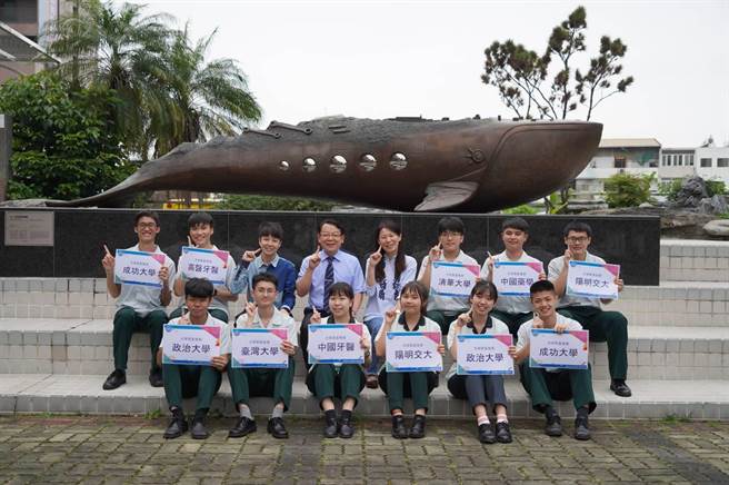 大学繁星推荐放榜，侨泰高中11位录取顶大同学与校长、高中部主任曾思寧（后排左三）、导师胡雯俐（后排右四）合影。（侨泰高中提供／冯惠宜台中传真）