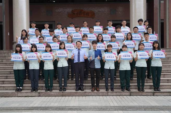 大学繁星推荐放榜，侨泰高中35位录取国立大学同学与师长合影。（侨泰高中提供／冯惠宜台中传真）