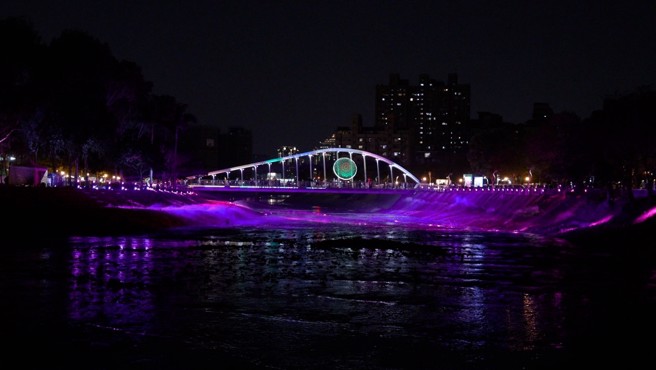 桃园地景艺术节展区即使夜晚也很迷人，两场光影展演呈现城市浮光掠影之美，深刻感受绿洲本质的存在。（图/中时新闻网）

