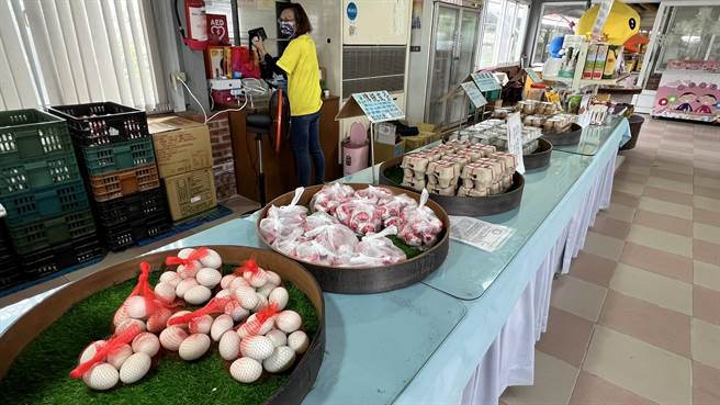 台南鸭庄休閒农场场主苏清发说，最近鸡蛋上涨，为鸭蛋带来不少意外商机。（张毓翎摄）