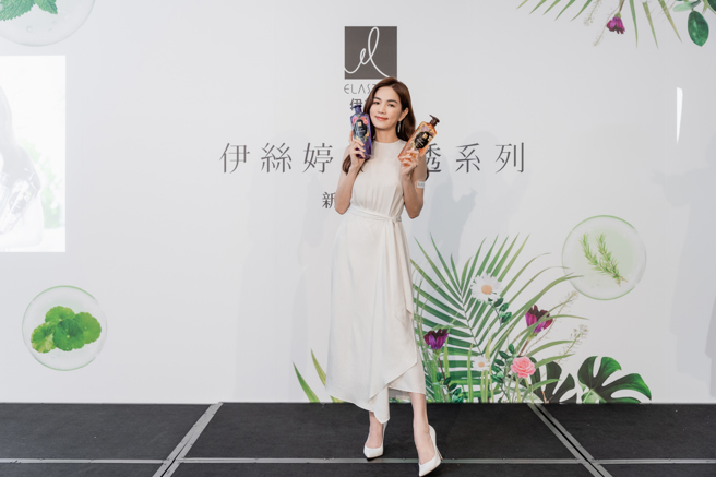 女星Ella陈嘉桦、小祯分别分享了自己的护髮、保养秘诀，图中为Ella陈嘉桦。（图／品牌提供）