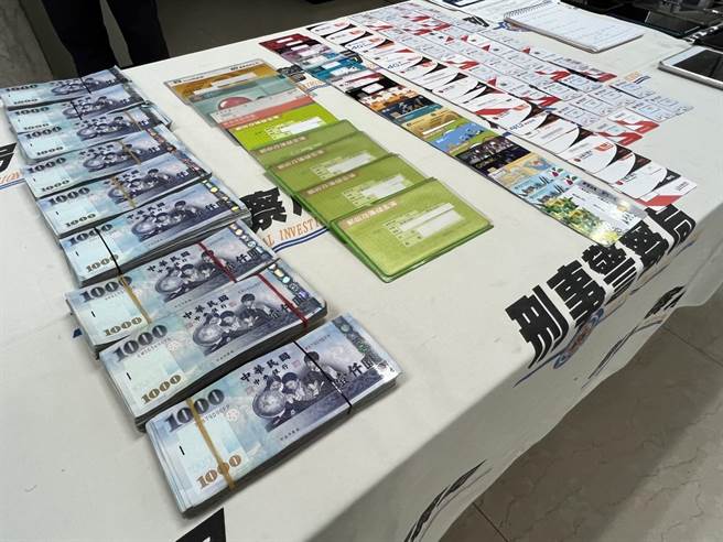 警方查扣到现金94万多元、手机、金融卡20余张、人头卡80余张、银联卡多张、帐本等赃证物。（林郁平摄）