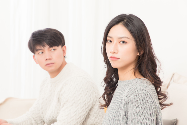 1名网友日前被妻子向亲友告状他一直去茶室喝酒，他则决定曝光妻子多年来的行为，原来妻子已长年当「公司主管的小三」，对方甚至帮妻子买房。（示意图/Shutterstock提供）