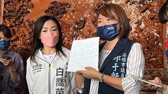 国民党发言人白乔茵（左）、高市议员邱于轩今下午开记者会，要求市长陈其迈硬起来。（柯宗纬摄）