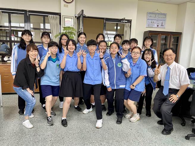 兰阳女中今年共有138位同学报名繁星推荐，有72位同学上榜自己理想的科系，当中接近6成的同学都录取国立大学、台成清交政及医学大学等。（吴佩蓉摄）