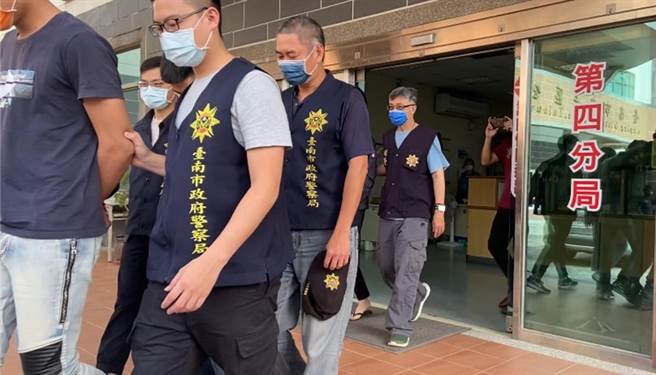 台南市警四分局将涉嫌因债务问题打断陈男手脚的6名男子移送法办。（读者提供／洪荣志台南传真）