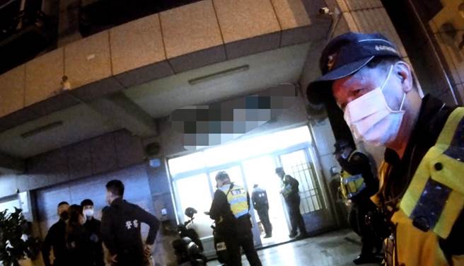 台南市警四分局华平派出所在安平区庆平路临检时，突然听到有人哀号并大喊救命，立即呼叫线上警力查访。（读者提供／洪荣志台南传真）