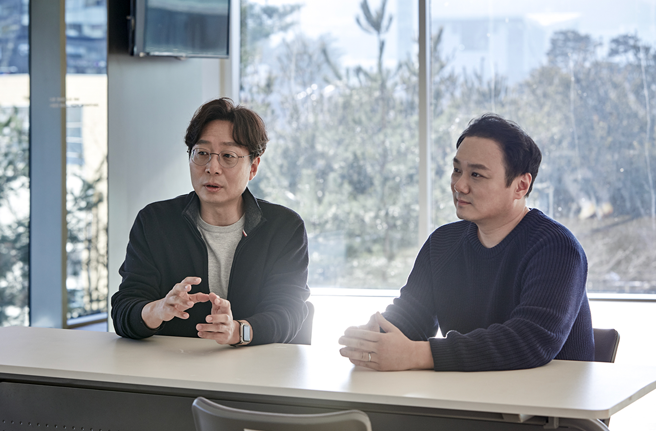 (左)Moon-young Choi PDMO，(右)Jong-ok Ahn PD