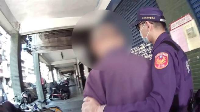 員警確認老翁的住處後，攙扶著老翁護送他回家。(翻攝照片／林郁平台北傳真）