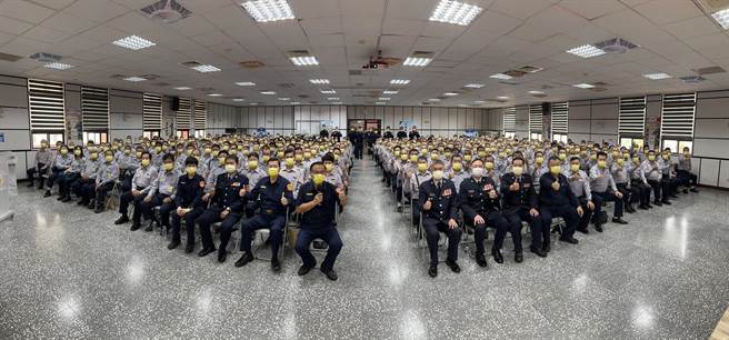 新北市土城警分局每年固定舉辦常年幹部任務訓練講習，今日慣例舉行，新北市警察局長黃宗仁等人帶隊慰勉受訓人員，感謝民防、義警長年無私奉獻。（土城警分局提供）