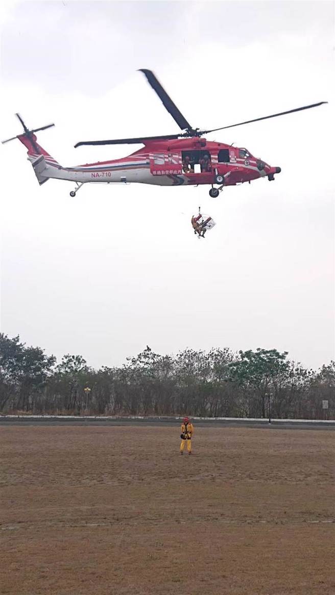 台中外海蒙古货轮船难，空勤与空军出动黑鹰直升机救援。（空中勤务总队提供）